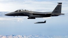  Chiến đấu cơ Mỹ phóng tên lửa JASSM. Ảnh: Aviationist.