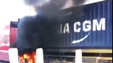 Xe đầu kéo bốc cháy trên cao tốc Ôtô đầu kéo bốc cháy dữ dội trên cao tốc TP.HCM - Long Thành - Dầu Giây. 