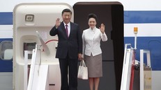  Chủ tịch Trung Quốc Tập Cận Bình và phu nhân Bành Lệ Viện tới Hong Kong. Ảnh: Xinhua.