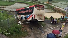  Chiếc xe nổ lốp sau đó mất lái lao xuống ruộng.Ảnh: Nguyễn Viết Mai