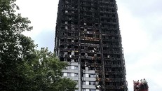  Chung cư 24 tầng Grenfell ở London hai tuần sau vụ hỏa hoạn xảy ra ngày 14/6. Ảnh: Guardian.
