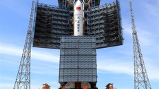 Tên lửa Trường Chinh-5 Y2 tại Trung tâm Vũ trụ Văn Xương, tỉnh Hải Nam hôm 26/7. Ảnh: Xinhua.