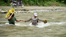  Mưa lũ khiến nước trên các sông lên cao, người dân cần đề phòng khi qua suối. Ảnh: Báo Lào Cai.