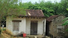  Hiện trường ngôi nhà nạn nhân trước lúc cảnh sát phá khoá. Ảnh: Đức Biểu.