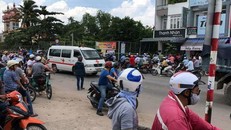  Người dân hiếu kỳ tập trung theo dõi vụ việc. Ảnh: N.Đ.N