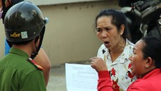 Người phụ nữ nổi giận với chủ tọa