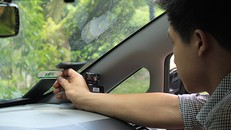  Thẻ E-tag được dán trên kính xe phía trước. Ảnh: Đ.Loan