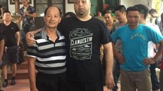 Võ sư Pierre và võ sư Hoài Linh chụp ảnh lưu niệm sau trận đấu. 