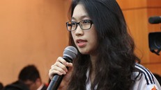  Nữ sinh THPT Việt Đức phát biểu tại buổi tiếp xúc cử tri chuyên đề với thanh niên của đoàn đại biểu Quốc hội TP Hà Nội ngày 19/3. Ảnh: Võ Hải.