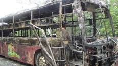  Chiếc xe trơ khung sau khi được khống chế ngọn lửa. 