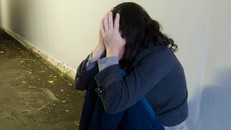 Nữ du khách không đủ sức chống cự lại người đàn ông. Ảnh minh họa: Channel 2 News.