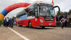  Xe khách qua hai cửa khẩu trong ngày thông xe. Ảnh: Nhật Hạ.