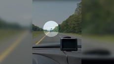 Máy bay hạ cánh ngay trước đầu xe người đi đường.