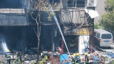 Lực lượng chữa cháy nỗ lực dập lửa sau vụ nổ.