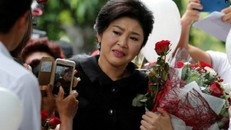 Cựu thủ tướng Thái Lan Yingluck Shinawatra xúc động khi được nhiều người ủng hộ sau một phiên tòa.