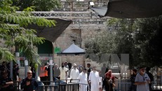 Các tín đồ Hồi giáo đi qua máy dò kim loại tại khu vực lối vào đền thờ Al-Aqsa ở Jerusalem ngày 23/7. (Nguồn: AFP/TTXVN)