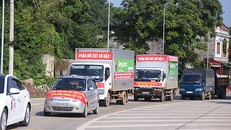 Đoàn xe diễu hành qua trạm thu phí. Ảnh: Phạm Dự.