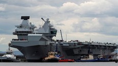 Tàu sân bay HMS Queen Elizabeth, chiến hạm lớn nhất và uy lực nhất của hải quân Anh. Ảnh: Reuters.