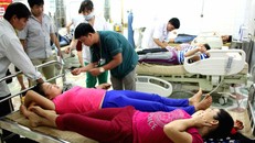 Các bệnh nhân bị ngộ độc được truyền dịch. Ảnh: N.A.