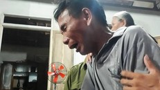 Ông Tân quá đau đớn khi đứa con trai ra đi mãi mãi. Ảnh: P.T.