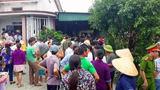  Nhiều người bao vây trước ngôi nhà nơi có người phụ nữ 48 tuổi chạy vào. Ảnh: Đ.H