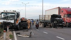 Vụ tai nạn khiến 3 ôtô hư hỏng nặng, quốc lộ 1A ách tắc. Ảnh: M.Đ.