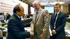  Thủ tướng trao đổi với các đại biểu, đại diện doanh nghiệp tại Diễn đàn Kinh tế tư nhân 2017. Ảnh: VGP