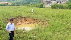 Một hố sụt gần đập thủy điện Hố Hô. Ảnh: P.P.