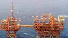 Hai giàn khoan Trung Quốc ở biển Hoa Đông trong bức ảnh chụp năm 2015. Ảnh: AFP.