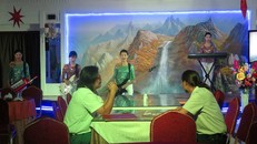 Nhân viên biểu diễn nhạc tại nhà hàng Triều Tiên ở Dubai. Ảnh: AP