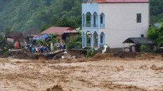 Nước lũ dâng cao đêm 2, rạng sáng 3/8 đã cuốn trôi nhiều nhà ở huyện Mường La, Sơn La. Ảnh: Báo Sơn La