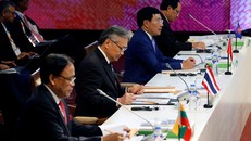 Phó thủ tướng, Bộ trưởng Ngoại giao Phạm Bình Minh (thứ ba từ trái sang) tại hội nghị bộ trưởng Ngoại giao các nước ASEAN lần thứ 50 tại Manila . Ảnh: Reuters. 