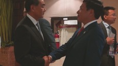 Ngoại trưởng Trung Quốc Vương Nghị bắt tay với Phó thủ tướng, Bộ trưởng Ngoại giao Phạm Bình Minh. Ảnh: TTXVN.