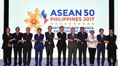 Ngoại trưởng các nước Đông Nam Á và Tổng thư ký ASEAN tại phiên khai mạc Diễn đàn Khu vực ASEAN lần thứ 50. Ảnh: Reuters