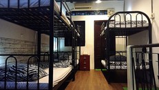 Một dorm cho thuê 150.000 đồng một giường một đêm tại TP HCM được cải tạo lại từ một căn nhà phố cũ diện tích nhỏ, đang quảng bá trên nhiều trang thông tin đặt phòng cho khách du lịch. Ảnh: N.T