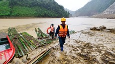 Lực lượng chức năng nỗ lực tìm kiếm thi thể nạn nhân bị lũ cuốn. Ảnh: Lê Hiếu.