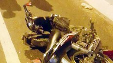 Xe máy của nạn nhân hư hỏng nặng sau tai nạn. Ảnh: Đ.X.