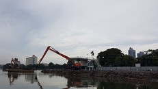 Việc nạo vét lòng hồ Tây. Ảnh: Võ Hải.