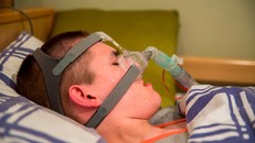 Liam phải sử dụng máy thở và hệ thống theo dõi dấu hiệu sự sống mỗi khi đi ngủ. Ảnh: M.R