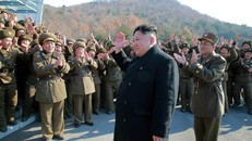 Nhà lãnh đạo Triều Tiên Kim Jong-un và các binh sĩ Triều Tiên. Ảnh: KCNA