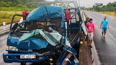 Xe tải chở ga bẹp dúm đầu sau cú tông vào đuôi xe đầu kéo. Ảnh: Phạm Trường.