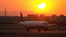 Các hãng bay Mỹ đang ăn nên làm ra nhờ hiện tượng nhật thực. Ảnh: Bloomberg