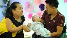 Vợ chồng anh Năm - chị Hà hạnh phúc bên cậu con trai mới sinh.