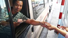 Thu phí BOT tại trạm Cai Lậy (Tiền Giang) đang gây nhiều bức xúc. Ảnh: Hoàng Nam.