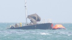 Ngành chức năng Ninh Thuận đang khẩn trương xử lý hàng chục nghìn lít dầu trên tàu bị chìm, không để tràn ra ngoài. Ảnh: Thanh Châu.