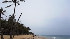 Bãi biển Cửa Đại gần đây có dấu hiệu bồi lại, tuy nhiên chính quyền và người dân lo lắng tình trạng xói lở sẽ lặp lại như nhiều năm trước. Ảnh H. Văn.