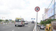 Biển báo giới hạn tốc độ 30 km/h khi ôtô lên dốc cầu vượt chữ Y, cửa ngõ sân bay Tân Sơn Nhất. Ảnh: Phước Tuần. 