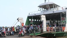 Nhiều chuyến phà được tăng cường để phục vụ nhu cầu đi lại, vui chơi lễ của người dân. Ảnh: Hữu Nguyên.