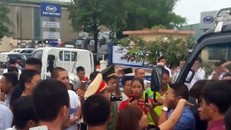 Người dân tập trung để phản đối trạm thu phí BOT Bờ Đậu. Ảnh: Cắt từ clip.