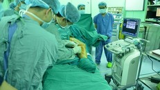 Các bác sĩ đang thực hiện thủ thuật bơm keo sinh học điều trị suy giãn tĩnh mạch. Ảnh: TT.